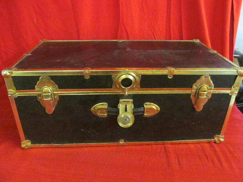 lot 25 image: foot locker