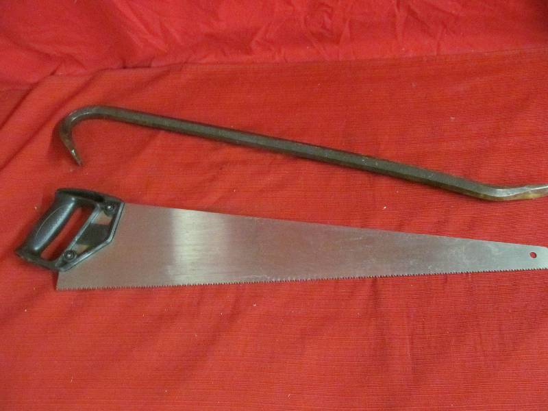 lot 32 image: Stanley saw ,crowbar