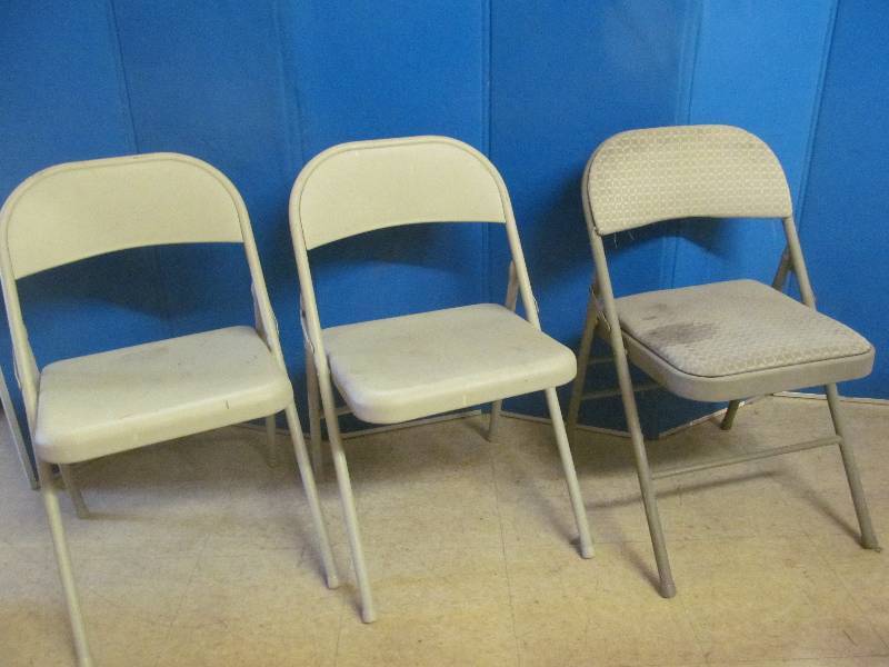 lot 34 image: folding chairs