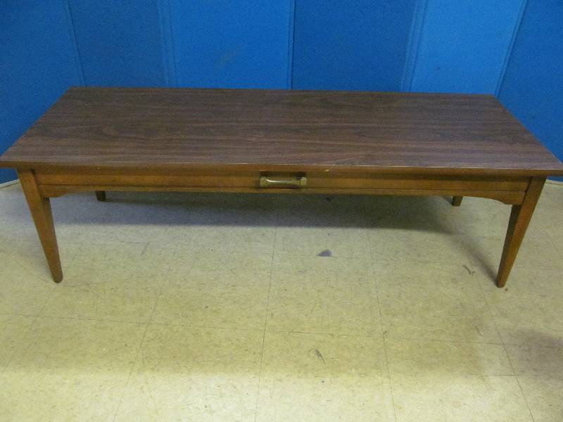 lot 35 image: coffee table