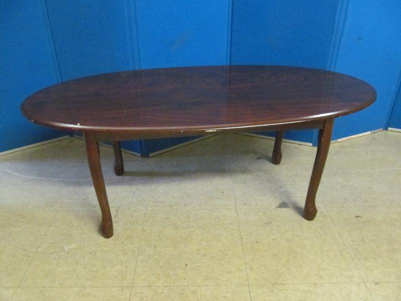 lot 40 image: coffee table