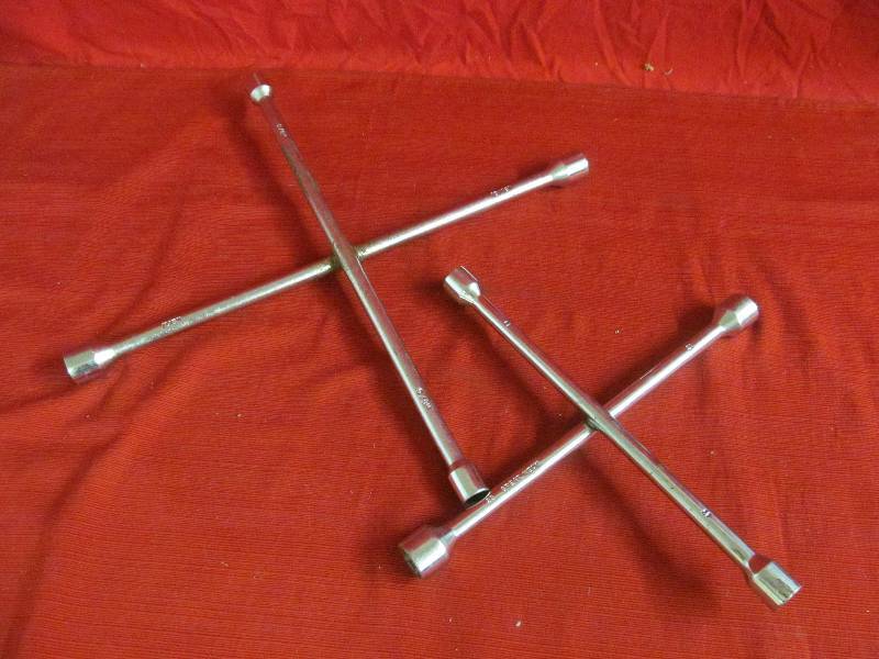 lot 43 image: tire irons