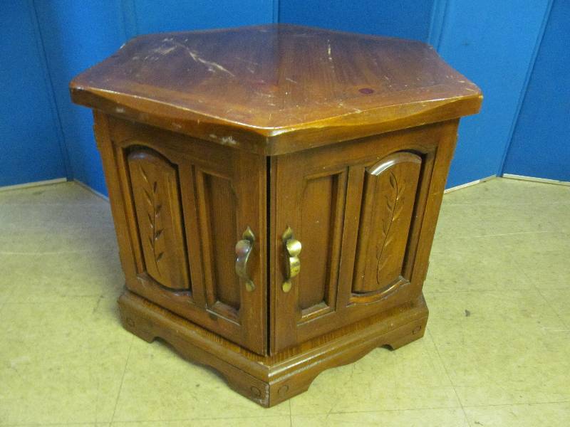 lot 50 image: end table
