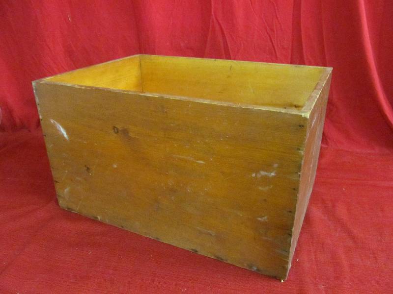 lot 61 image: wood box