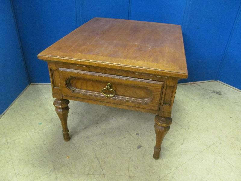 lot 68 image: end table