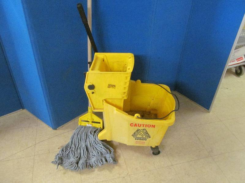 lot 71 image: Rubbermaid mop bucket