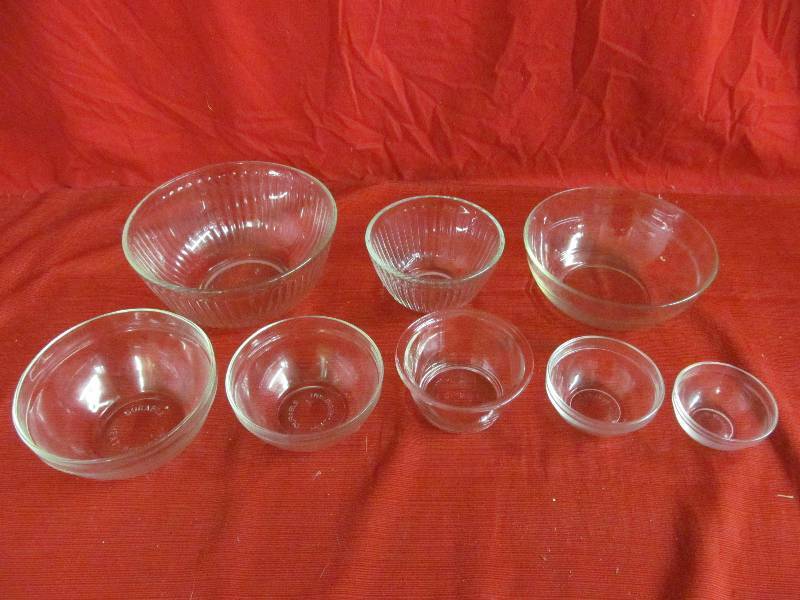 lot 106 image: Pyrex bowls