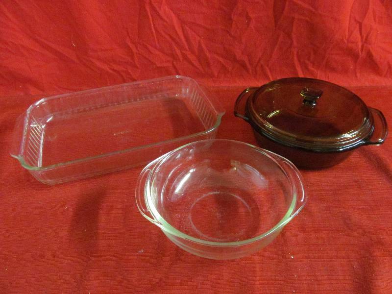 lot 109 image: Pyrex dishes