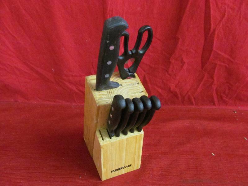 lot 110 image: Faberware knives in wood block