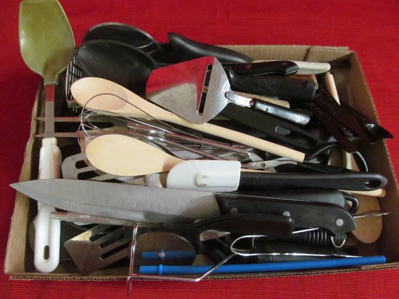 lot 124 image: kitchen utensils