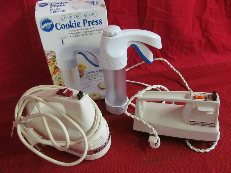 lot 126 image: Kitchen aid ,General Electric mixer Wilton cookie press