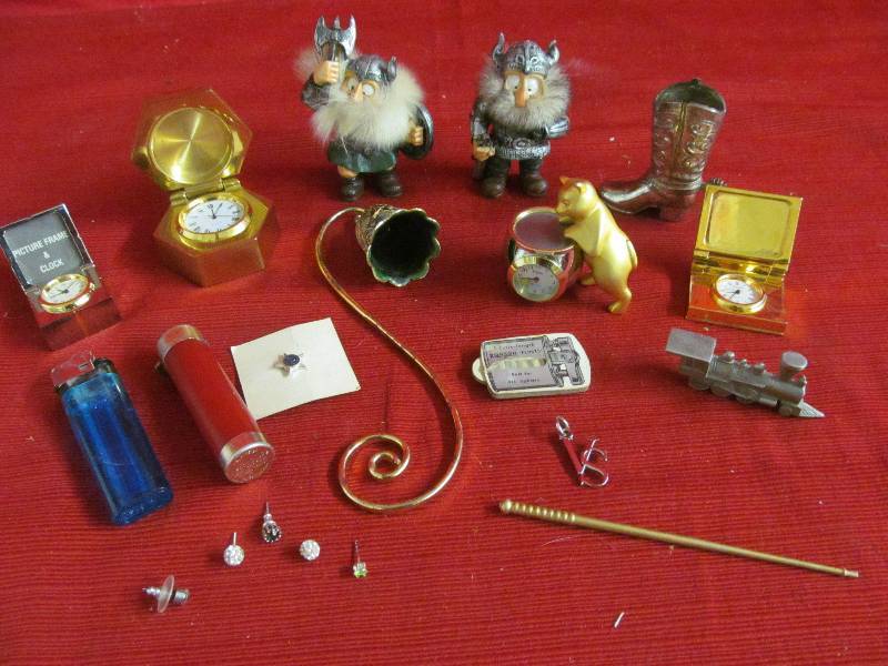 lot 132 image: knick knacks