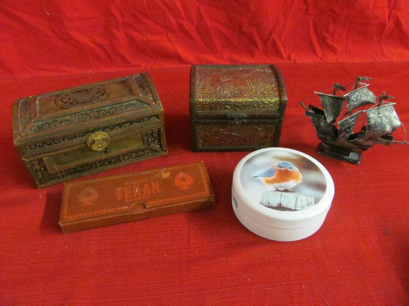 lot 133 image: knickknacks