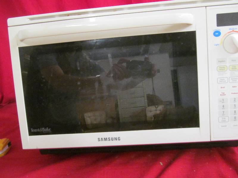 lot 143 image: Microwave Oven