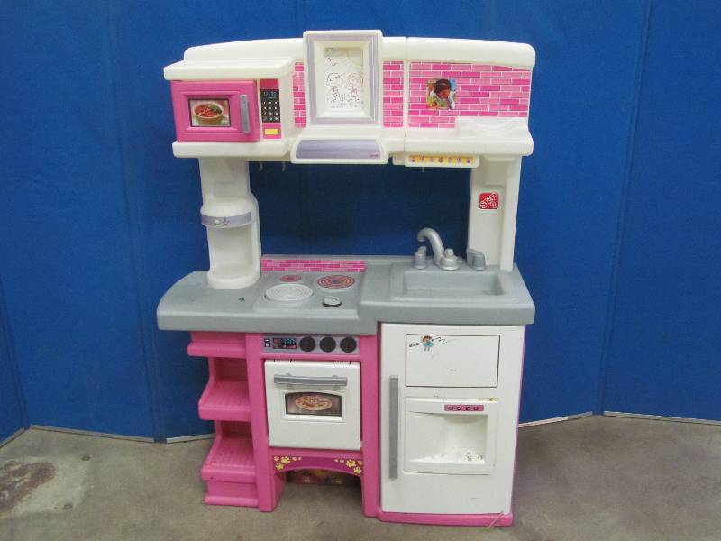 lot 171 image: Play Kitchen