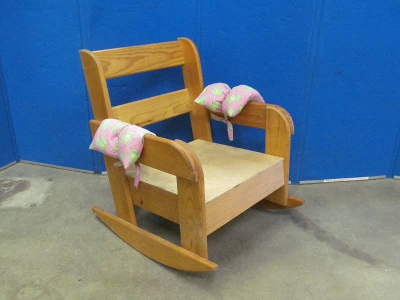 lot 173 image: Childs Rocking Chair