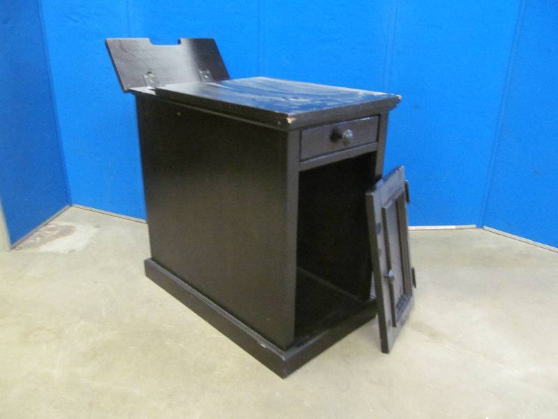 lot 179 image: end table
