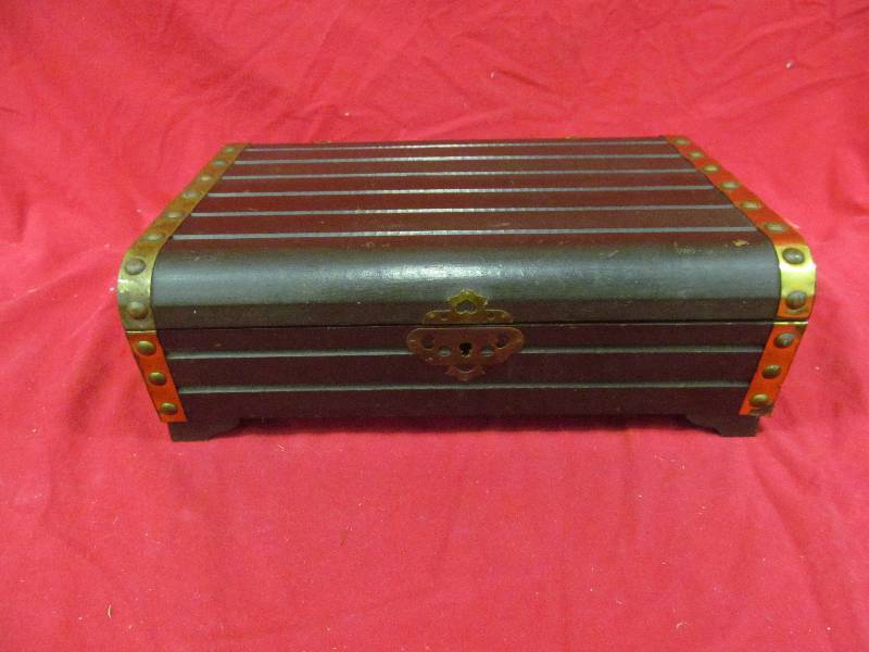 lot 219 image: liquor music box