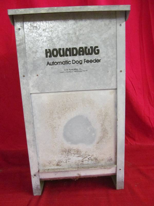 lot 232 image: Dog Feeder