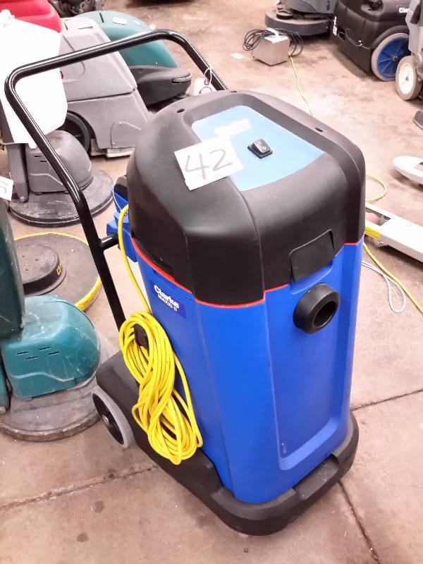 lot 42 image: Clarke, Max II Wet Vacuum.. Like new