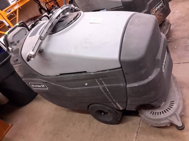 lot 9 image: ADVANCE, Warrior STScrubber.  Built in Charger.. Batteries included and are good. . Model 28D  Part no.  56315036.. Needs charging