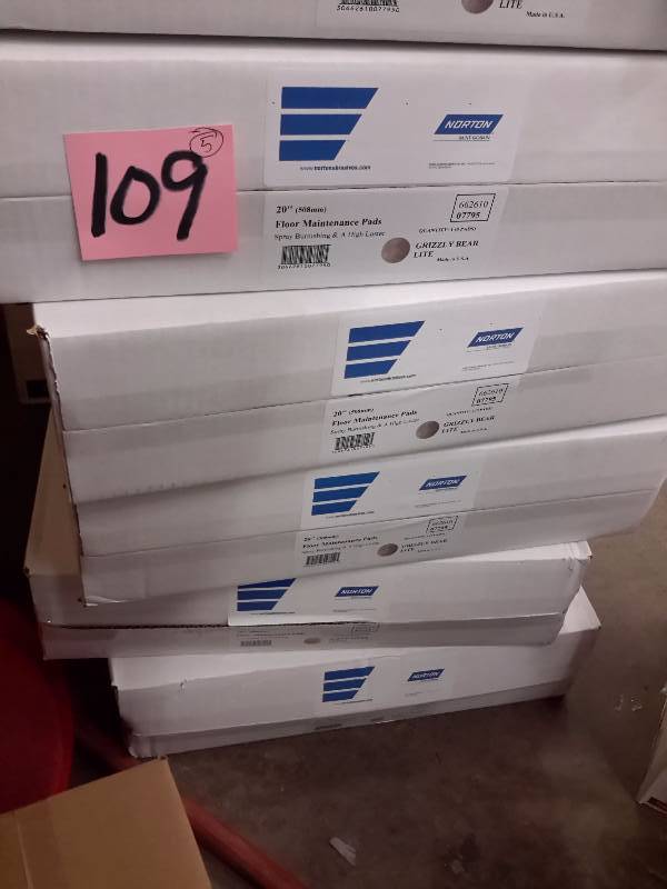 lot 109 image: 5 Cases of 20 in Floor Maintenance Pads.. Grizzley Bear Lite
