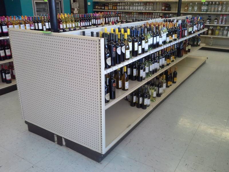 lot 304 image: Retail Display Shelves