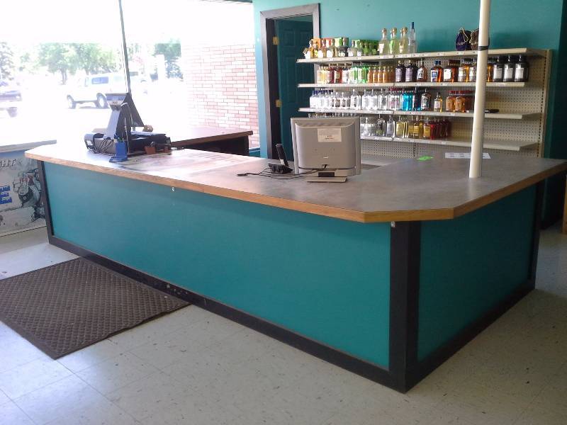 lot 311 image: Retail Counter