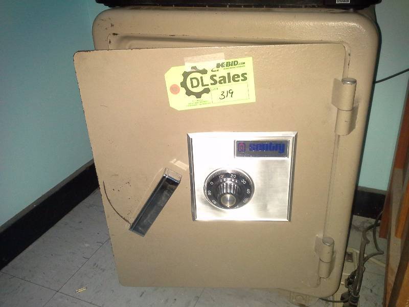 lot 319 image: Safe