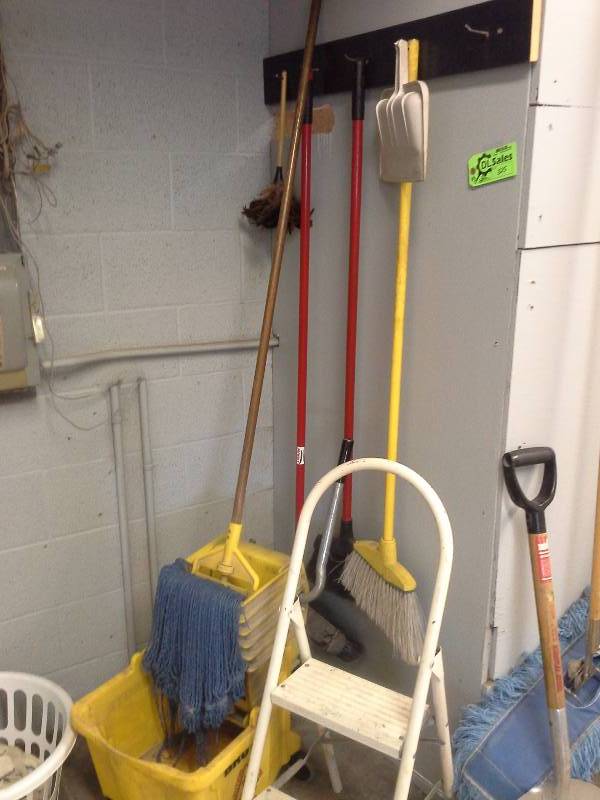 lot 325 image: Cleaning Supplies