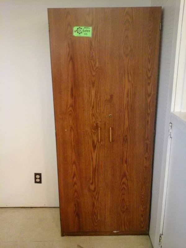 lot 105 image: Mobile closet