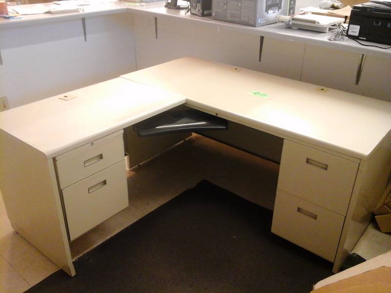 lot 106 image: Corner Desk