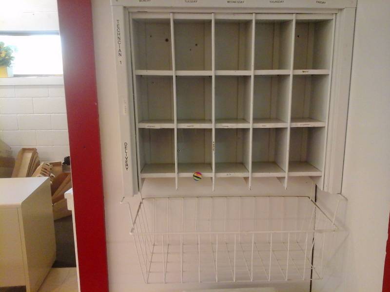lot 112 image: Mailbox with hanging wire shelf