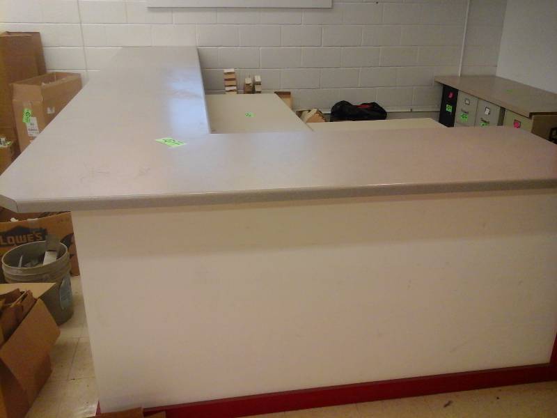 lot 139 image: Retail Corner Counter Top with Counter Top Bottom