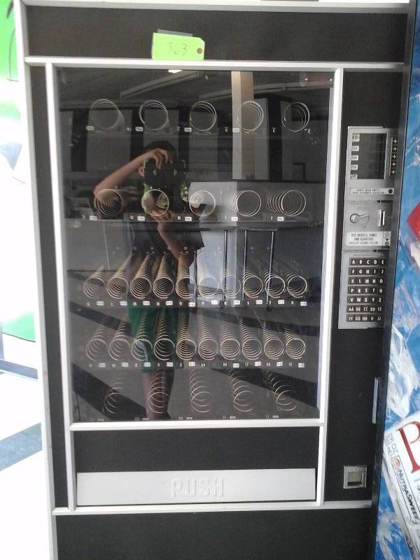 lot 363 image: Vending Machine