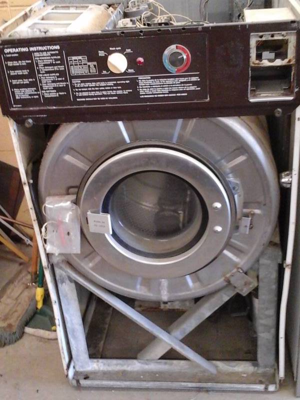lot 61 image: Commercial Washer(Triple Load)(For Parts)