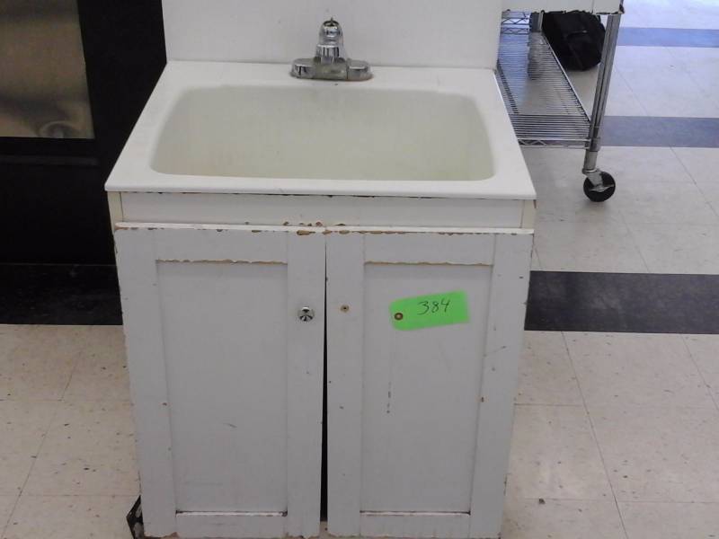 lot 384 image: Sink tub with faucet
