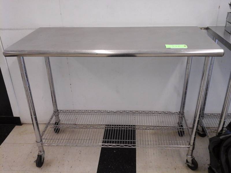 lot 387 image: 4 Wheel Clothes Folding Table