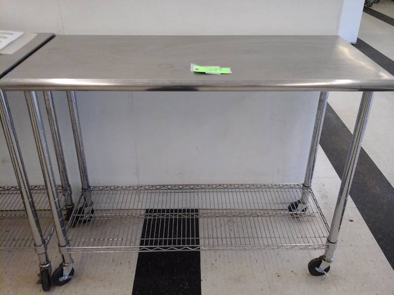lot 389 image: 4 Wheel Clothes Folding Table