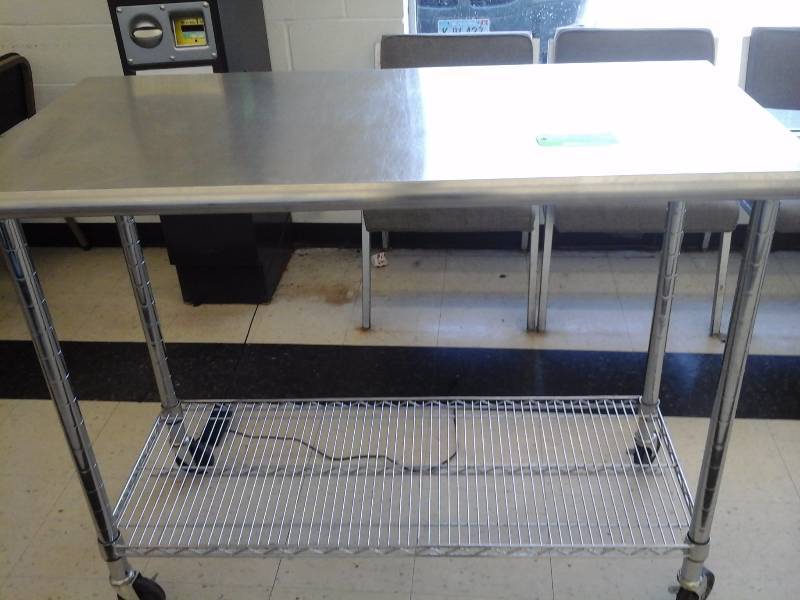 lot 390 image: 4 Wheel Clothes Folding Table