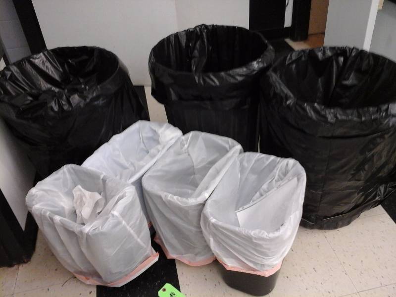 lot 46 image: Trash Cans(7)
