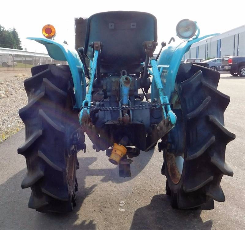 lot 2 image: Mitsubishi D1650 Tractor