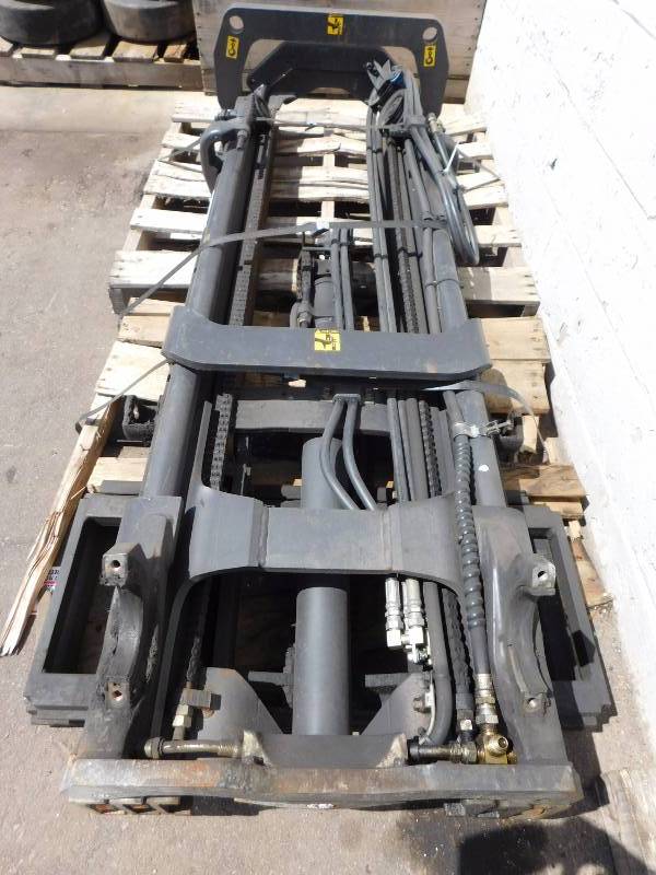 lot 10 image: Forklift Mast 3000lb triple with side shift