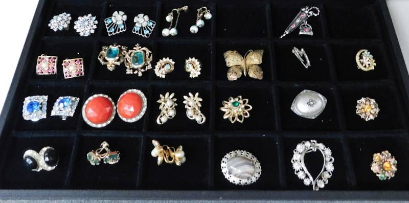 12 pr earrings and 10 brooches display not included