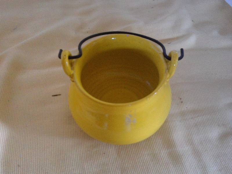 COLLECTIBLE YELLOW POTTERY POT