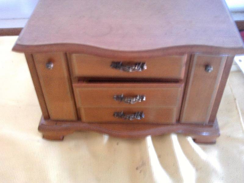 VINTAGE JEWLERY BOX
