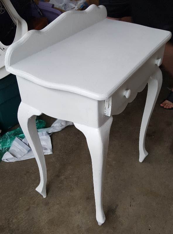 White one drawer make up table