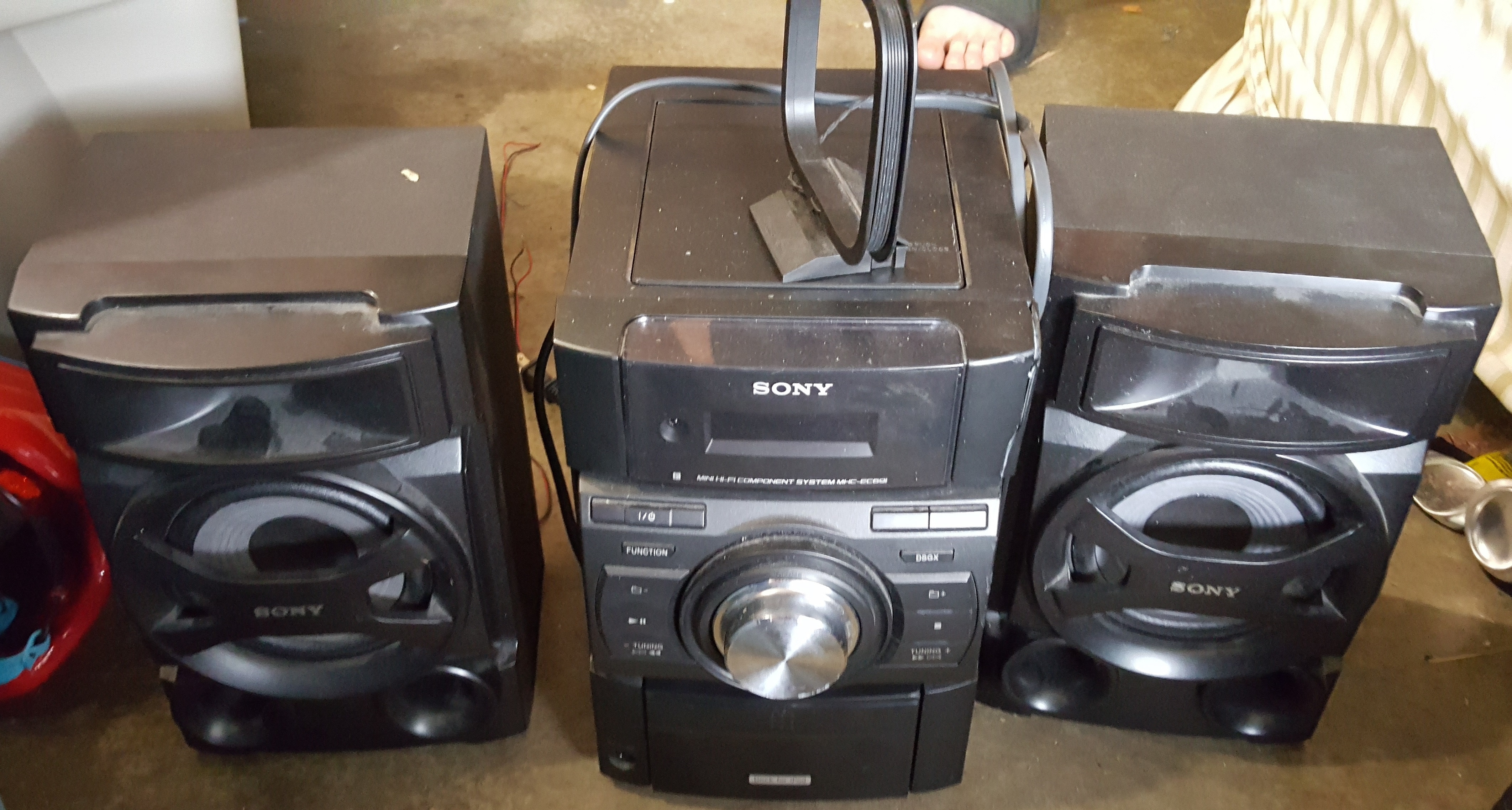 Stereo with speakers