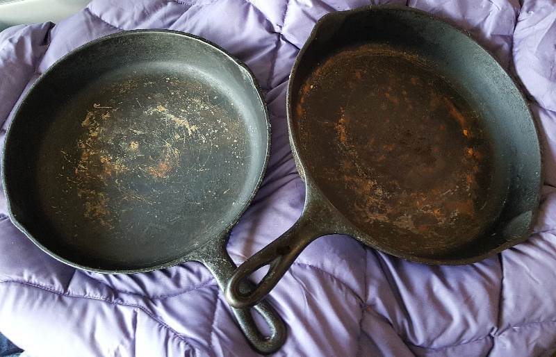 Lot of 2 cast iron skillets