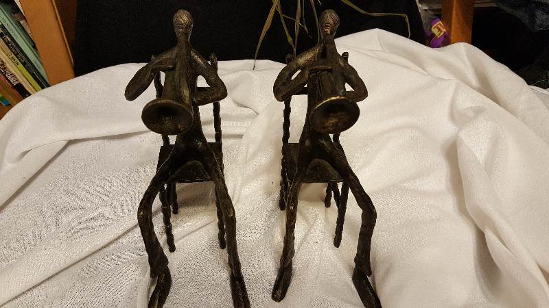 Lot of 2 metal men with trumpets